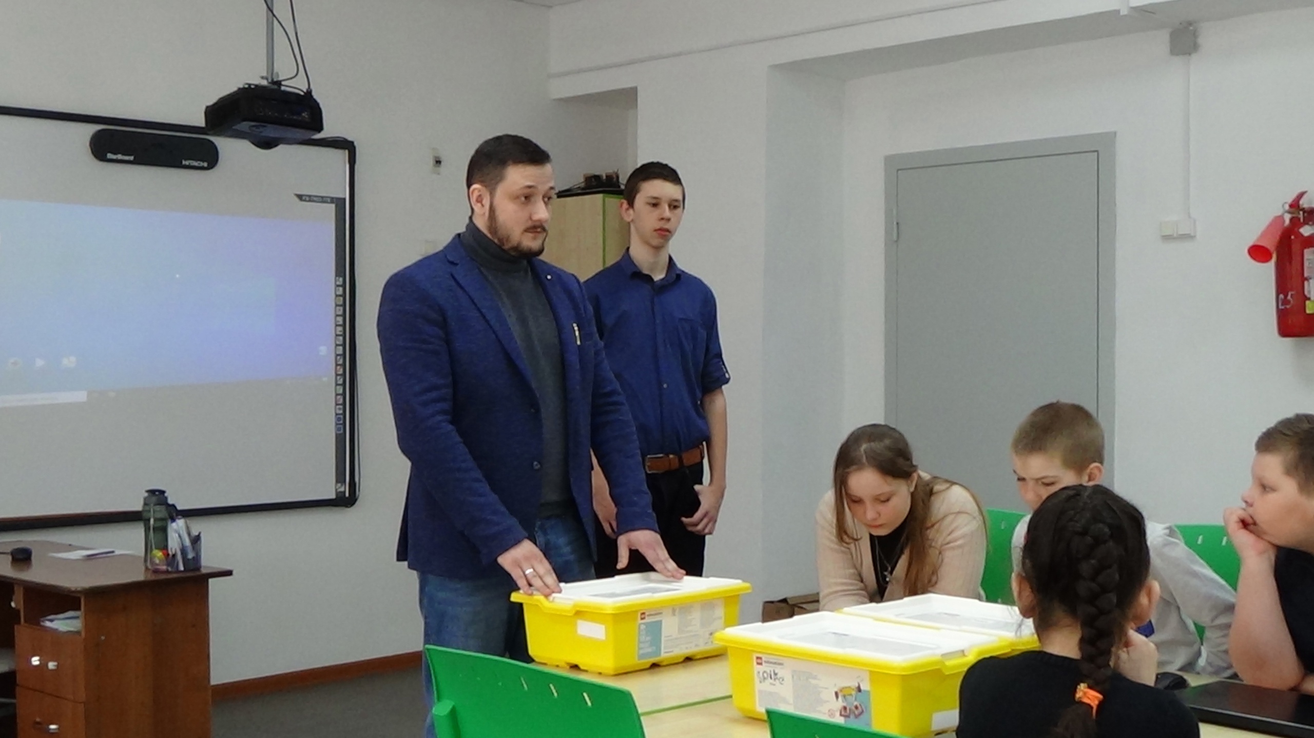 Учитель физики и информатики -Кайков Дмитрий Андреевич и ученик 7 класса Щербаков Никита.